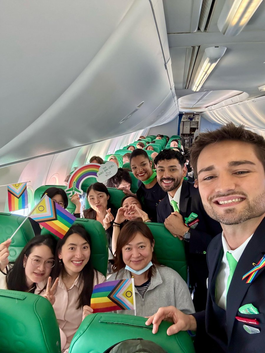 Aux côtés de l’association @personnailes, nos équipages ont fièrement fait voler les couleurs LGBTQ+🏳️‍🌈! Sur notre vol Orly-Ibiza nous avons célébré les 20ans du mariage homosexuel en Espagne dans une ambiance haute en couleurs. 
Love is in the air ✈️❤️🌈
