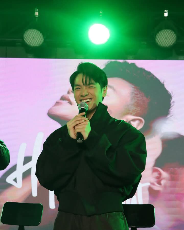Nicsieee24's tweet photo. Hi baby

@chrstianmrtnz 
#ChannySoldOutParty https://t.co/ftyYnES91e