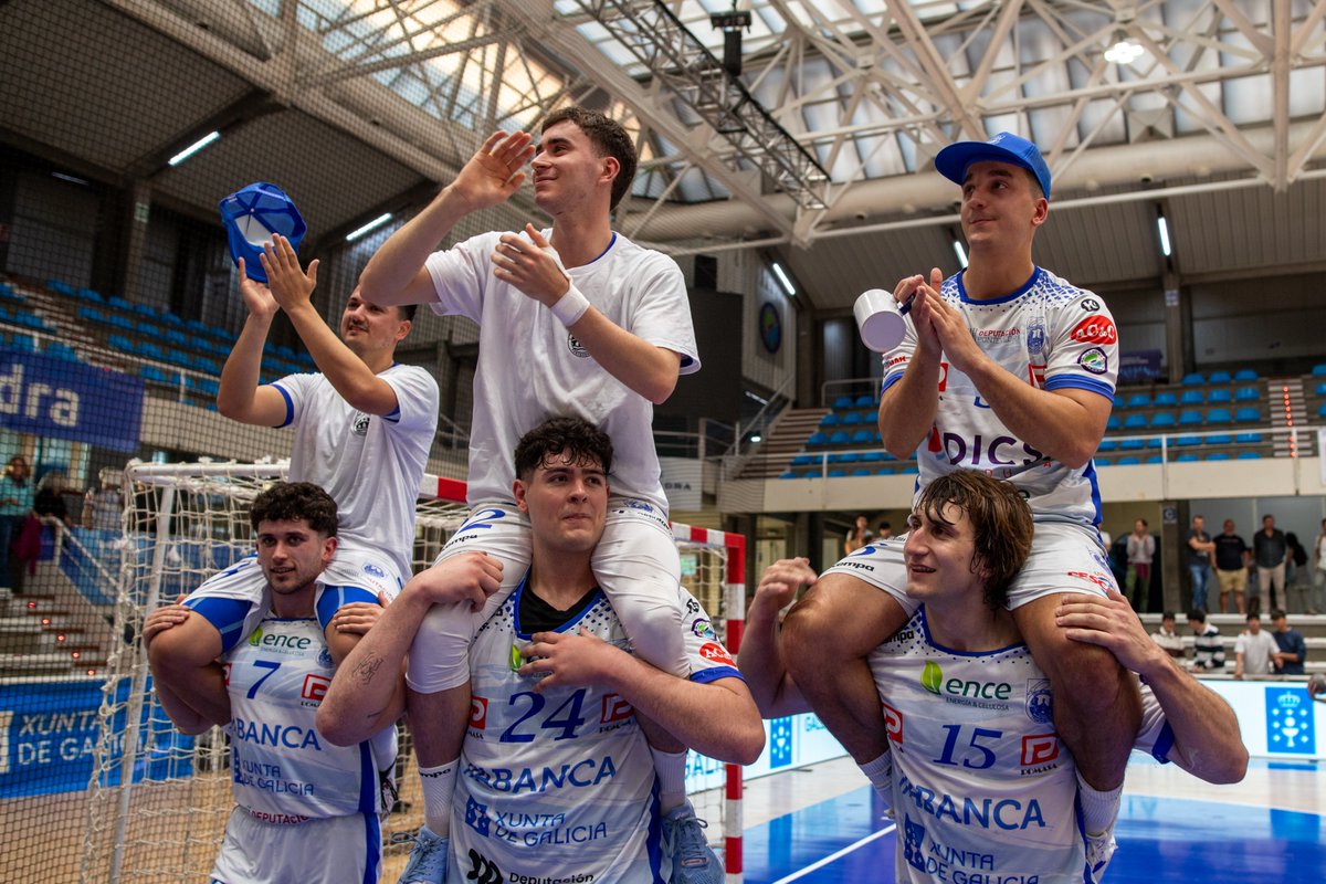 🏆 Un ano máis, 𝐒𝐎𝐌𝐎𝐒 𝐃𝐄 𝐏𝐋𝐀𝐓𝐀!

👉 A vitoria de onte ante o Balonmán Lanzarote Ciudad de Arrecife (27-19) selou o noso obxectivo: un ano máis competiremos na División de Honra Prata, defendendo con orgullo o escudo do Cisne na segunda categoría do panorama nacional.