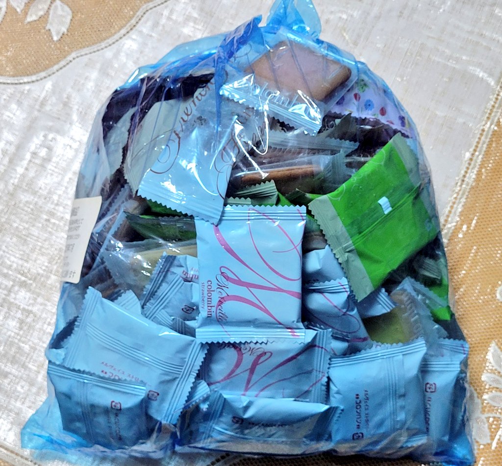 macofamR's tweet image. 今日売ってたお菓子の詰合せ1㎏700円とか
今のお米の値段より安い笑