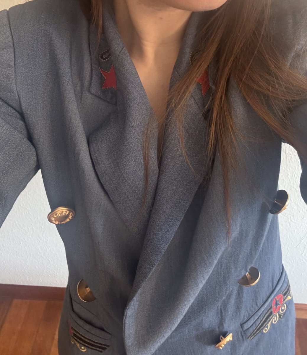PausiniStyle's tweet photo. ¿Con qué looks nos sorprenderá mañana @LauraPausini ? Yo mientras tanto hoy me inspiro en sus inicios ❤️ #PausiniStyle #Byblos https://t.co/BOHYxTNqGP