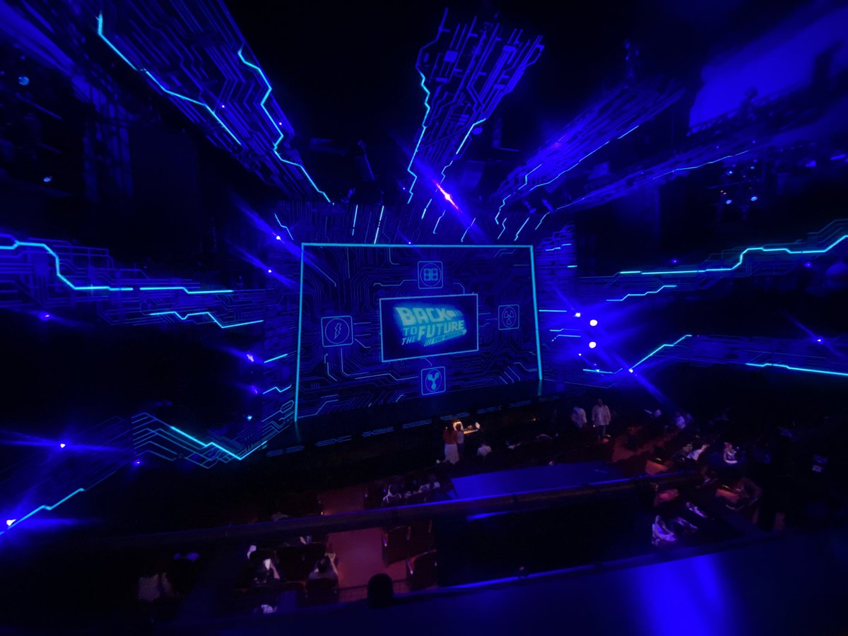 mayu3_mayu3's tweet image. 四季のバック・トゥ・ザ・フューチャー！
2階最前で観ましたわ(´∇ﾉ｀*)ｵﾎﾎ♪ｵﾎﾎﾎﾎ

おすすめですわ(´✪ω✪`)