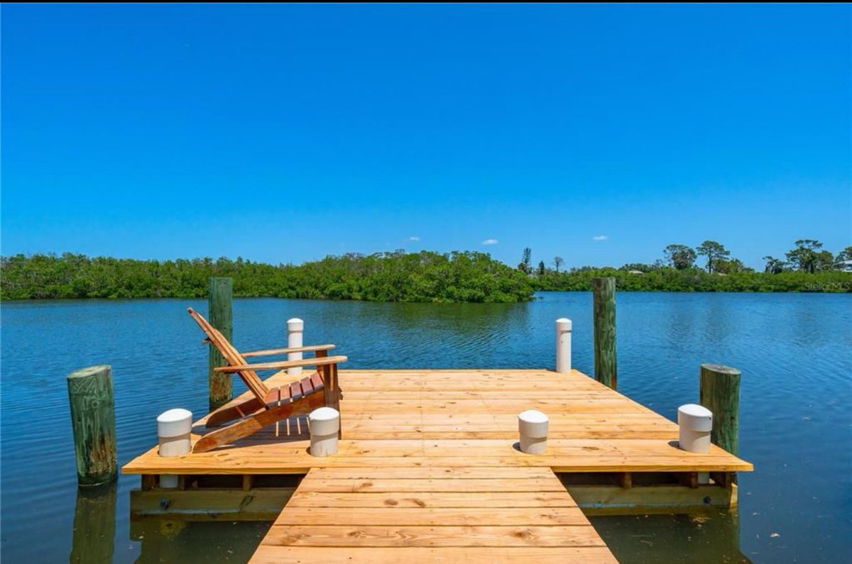 propertymgmtSRQ's tweet photo. Home of the week. 3/2.5 fully renovated waterfront home with dock in South Venice. Yards from the intercoastal and unobstructed Gulf access. White sand residents beach two minutes away. $720k #Florida #SRQ #Venice #RealEstate https://t.co/AqgAcPqMS2