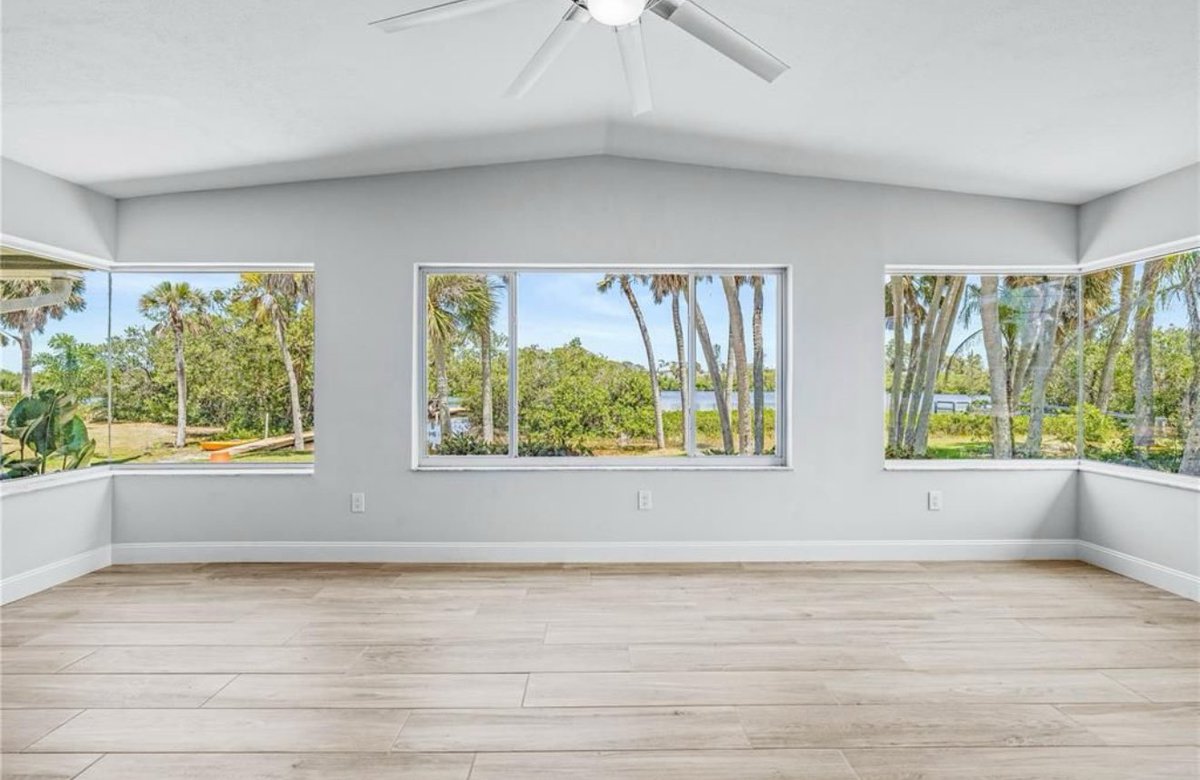 propertymgmtSRQ's tweet photo. Home of the week. 3/2.5 fully renovated waterfront home with dock in South Venice. Yards from the intercoastal and unobstructed Gulf access. White sand residents beach two minutes away. $720k #Florida #SRQ #Venice #RealEstate https://t.co/AqgAcPqMS2