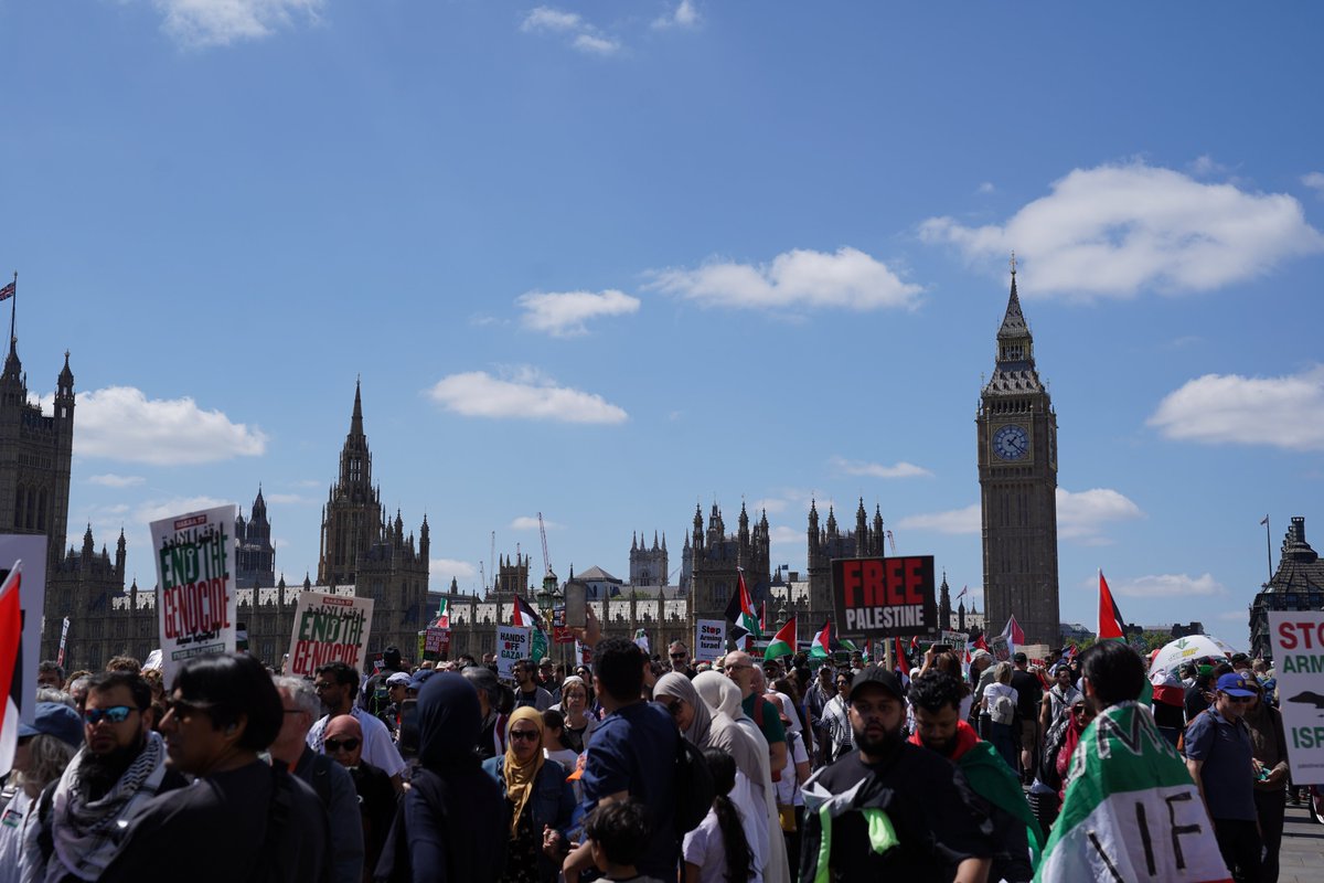 🇵🇸 500 000 manifestants hier à Londres. Une foule impressionnante exige : stop au génocide, assez de la complicité de nos gouvernements avec Netanyahu. 
Merci aux organisateurs de cette puissante manifestation nationale en direction du siège du gouvernement pour leur invitation.