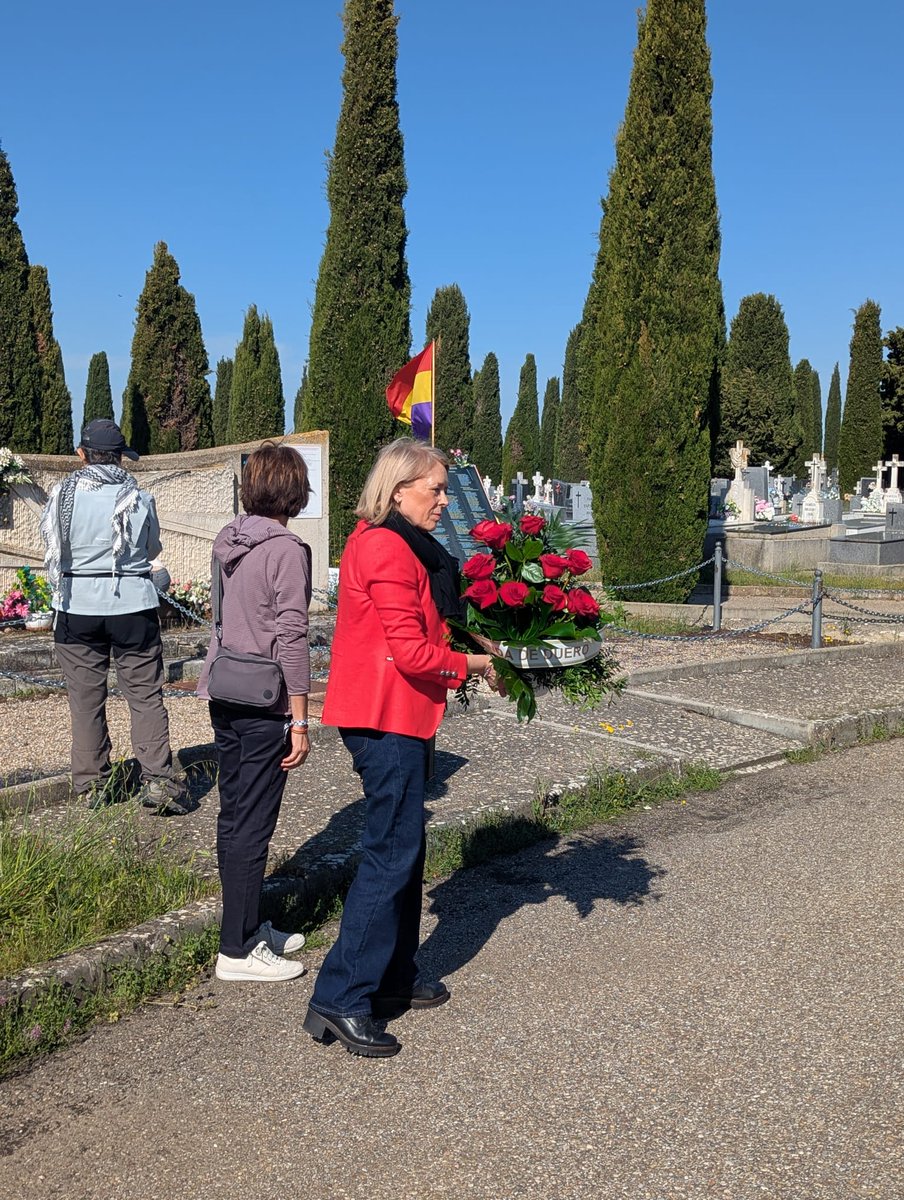 PSOEdeAranda's tweet photo. Hoy durante las I Jornadas Memorialistas de #arandadeduero en la ofrenda en el Memorial dentro del Cementerio Municipal https://t.co/6YNfpz0ab5