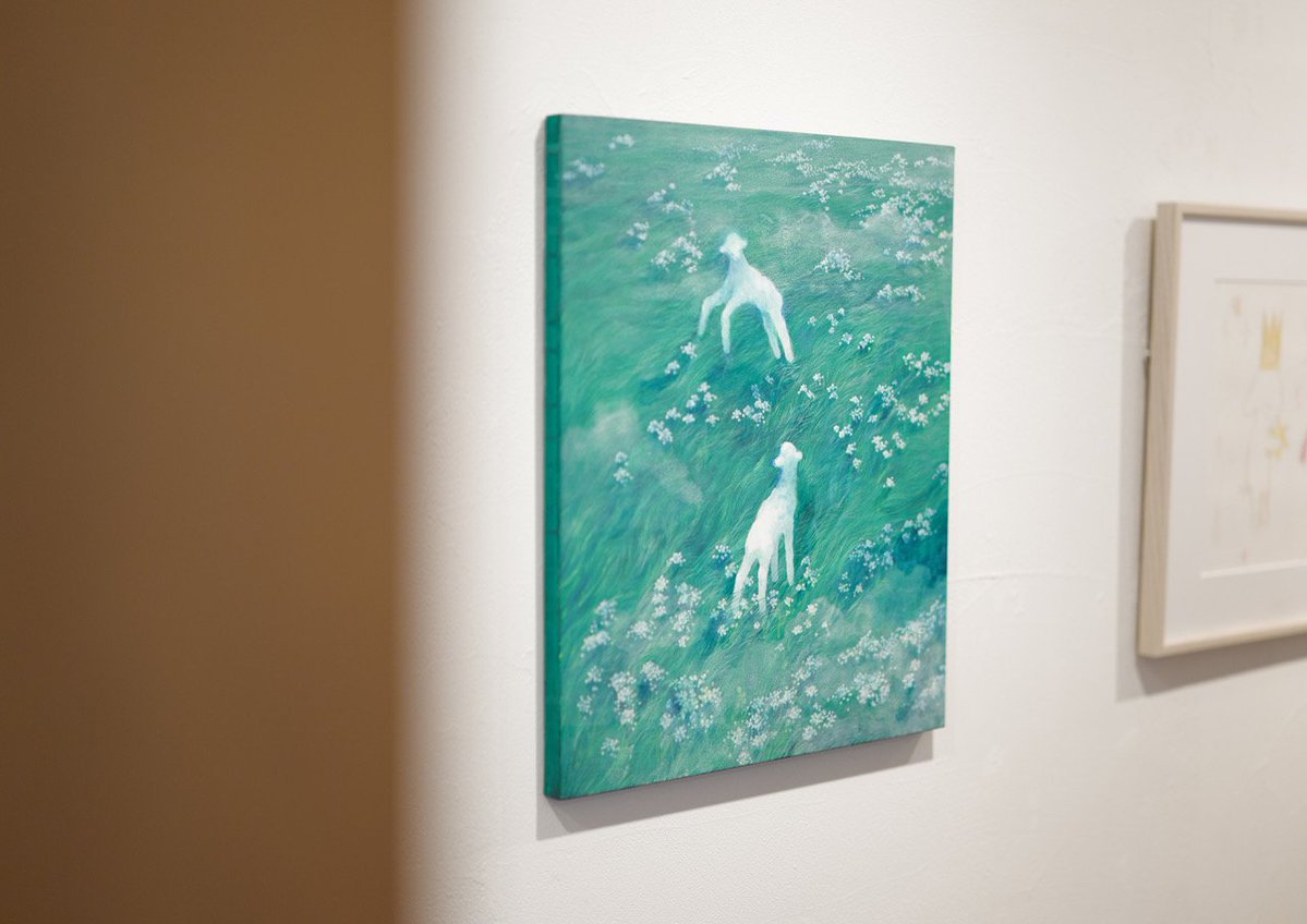 tonakai's tweet image. 中村菜月さんの展示、素晴らしかったです。よい展示を見るとじぶんがいるところが実際の空間よりも広く感じる。それは作品が心に届くとき、届くぶんの空間を心が用意するからだと思う。よい作品は外側ではなく内側に広がってくる。たくさんのひとが菜月さんの作品を見ていたけれど、みんなすこしそこに…
