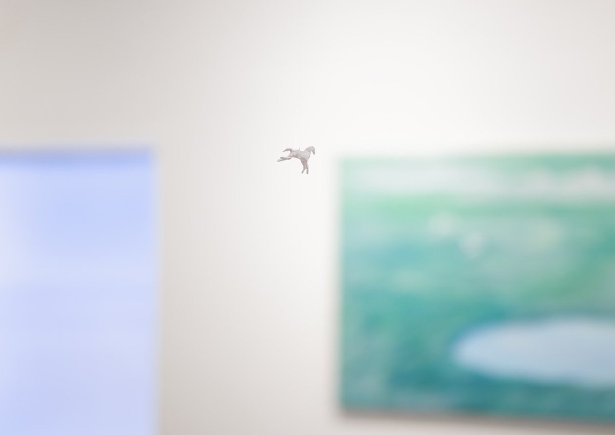 tonakai's tweet image. 中村菜月さんの展示、素晴らしかったです。よい展示を見るとじぶんがいるところが実際の空間よりも広く感じる。それは作品が心に届くとき、届くぶんの空間を心が用意するからだと思う。よい作品は外側ではなく内側に広がってくる。たくさんのひとが菜月さんの作品を見ていたけれど、みんなすこしそこに…