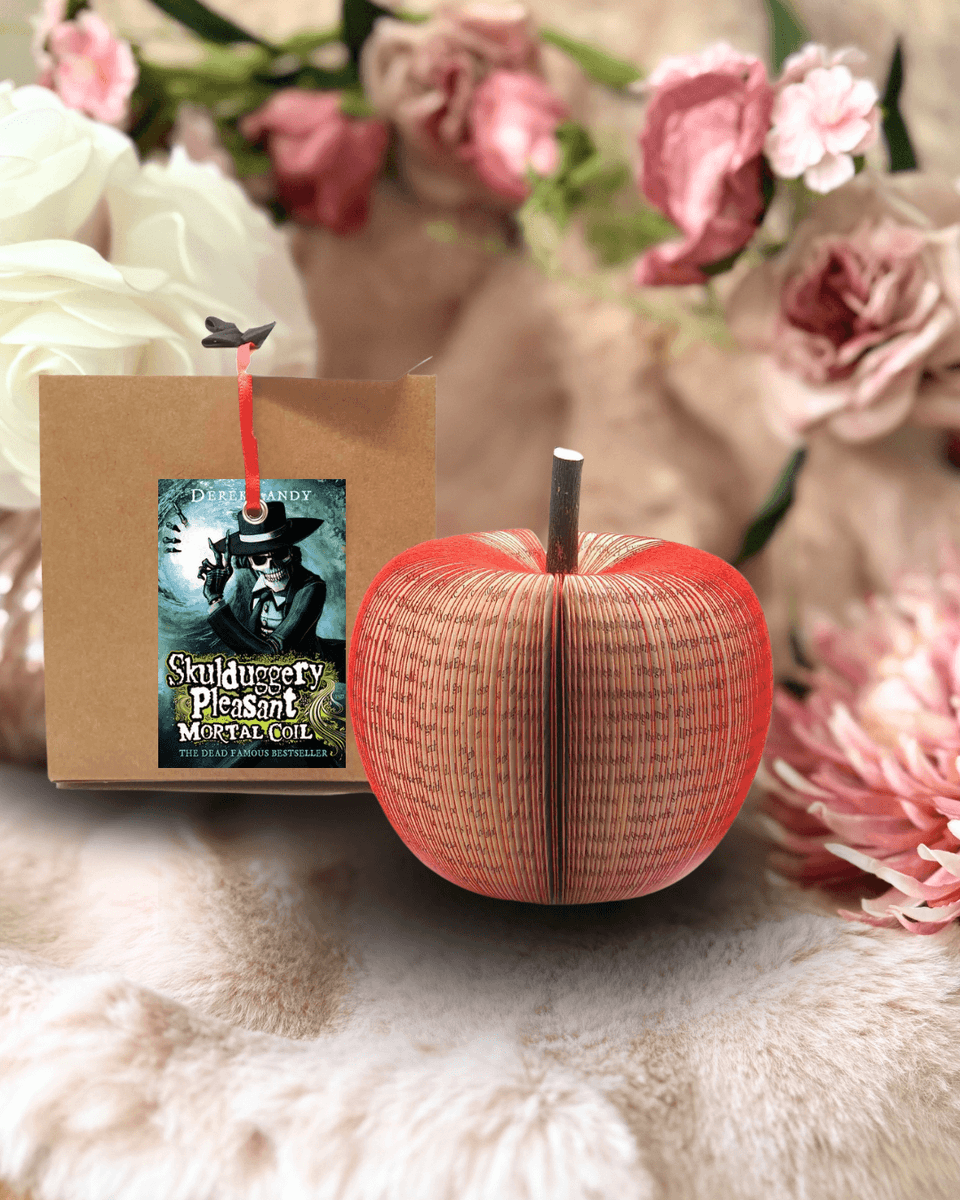 Paperappleco's tweet photo. Skulduggery Pleasant Apple Gift https://t.co/qTxWjluXFA #MyNewTag #mhhsbd #CreatonCrafts #Shopify #PersonalisedBook https://t.co/XUG7MSPvuv