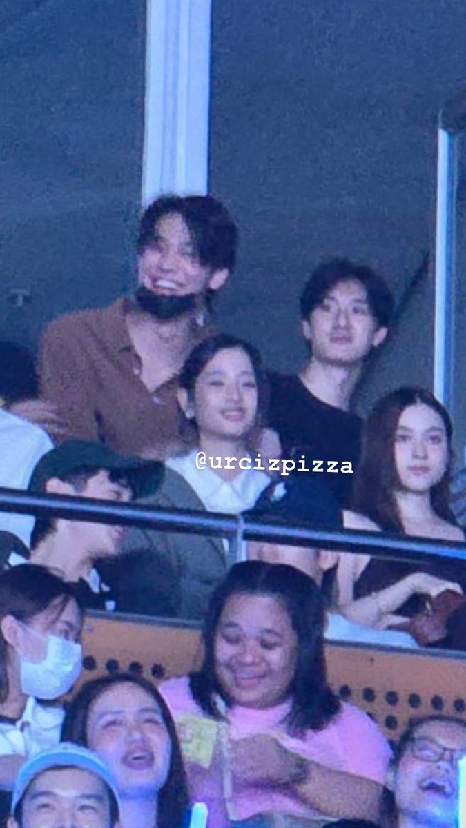 thisissunflow's tweet photo. Lama lama gue gilaaaaa, daritadi liatin ni foto FAKKK GEMESSS BGTTT CONCERT DATE😭🫨
#LOLFanFest2025D2
#Dewte https://t.co/rnNkKUxitR
