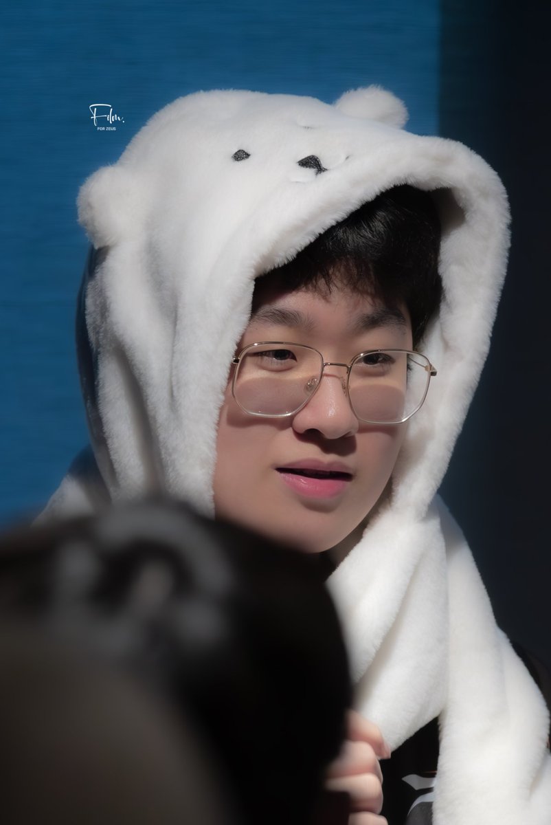 filmforZEUS's tweet photo. 250518 HLE vs DNF 승리 팬미팅

우담곰 🐻‍❄️ྀིྀི 

#제우스 #ZEUS #최우제 #HLEWIN https://t.co/mI4RvhdzyA