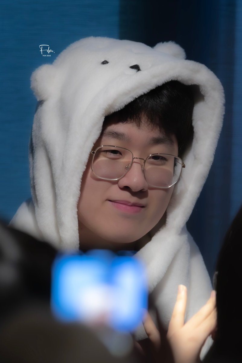 filmforZEUS's tweet photo. 250518 HLE vs DNF 승리 팬미팅

우담곰 🐻‍❄️ྀིྀི 

#제우스 #ZEUS #최우제 #HLEWIN https://t.co/mI4RvhdzyA