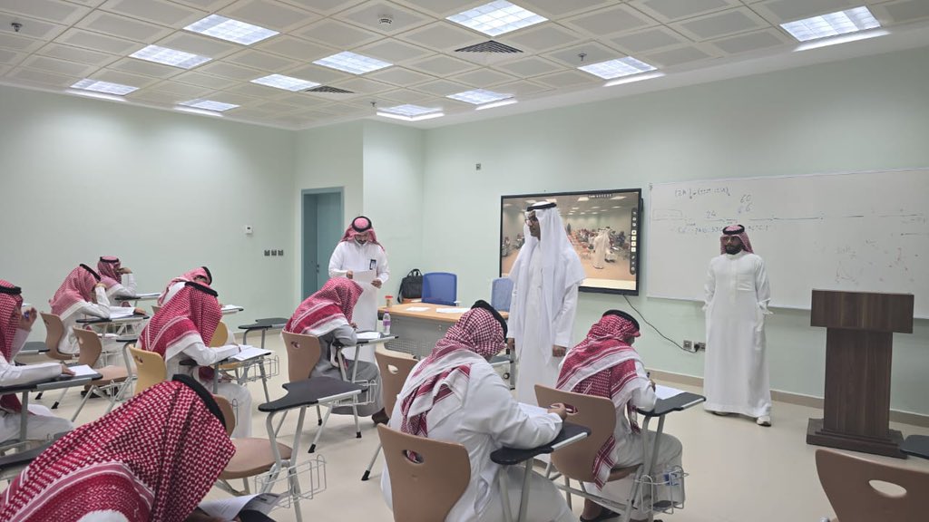 مع انطلاقة الإختبارات النهائية .. 

بحضور سعادة وكيل #جامعة_جازان أ. د أحمد أبو طالب في جولة تفقدية بـ #الكلية_التطبيقية ،على عملية سير #الإختبارات_النهائية للفصل الثاني من #العام_الجامعي_1446هـ، مؤكدًا على ضرورة توفير البيئة المناسبة للطلاب لضمان أداء إختباراتهم بيسرٍ وسهولة.