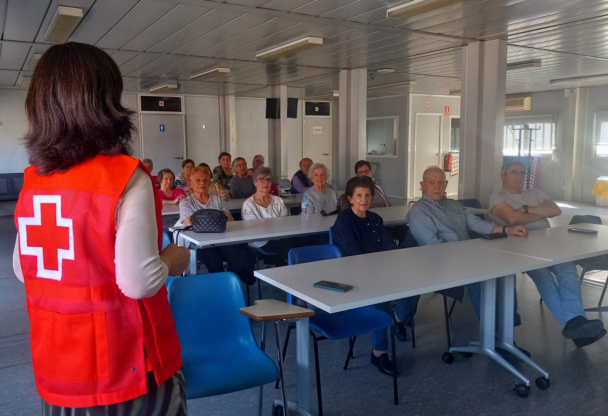 💬 ¿Bulos? ¡Que no te la cuelen!

Las personas mayores de <a href="/CruzRojaMostole/">Cruz Roja Móstoles</a> se han puesto las pilas gracias a una charla sobre cómo detectar noticias falsas impartida por dos voluntarias de Comunicación. También hubo debate, risas y poses anti-bulo para la foto 📸😉