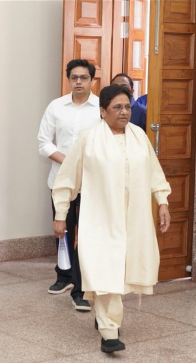 यह तस्वीर अपने आप मे बहुत कुछ बोलती है।
<a href="/Mayawati/">Mayawati</a> 
<a href="/AnandAkash_BSP/">Akash Anand</a>