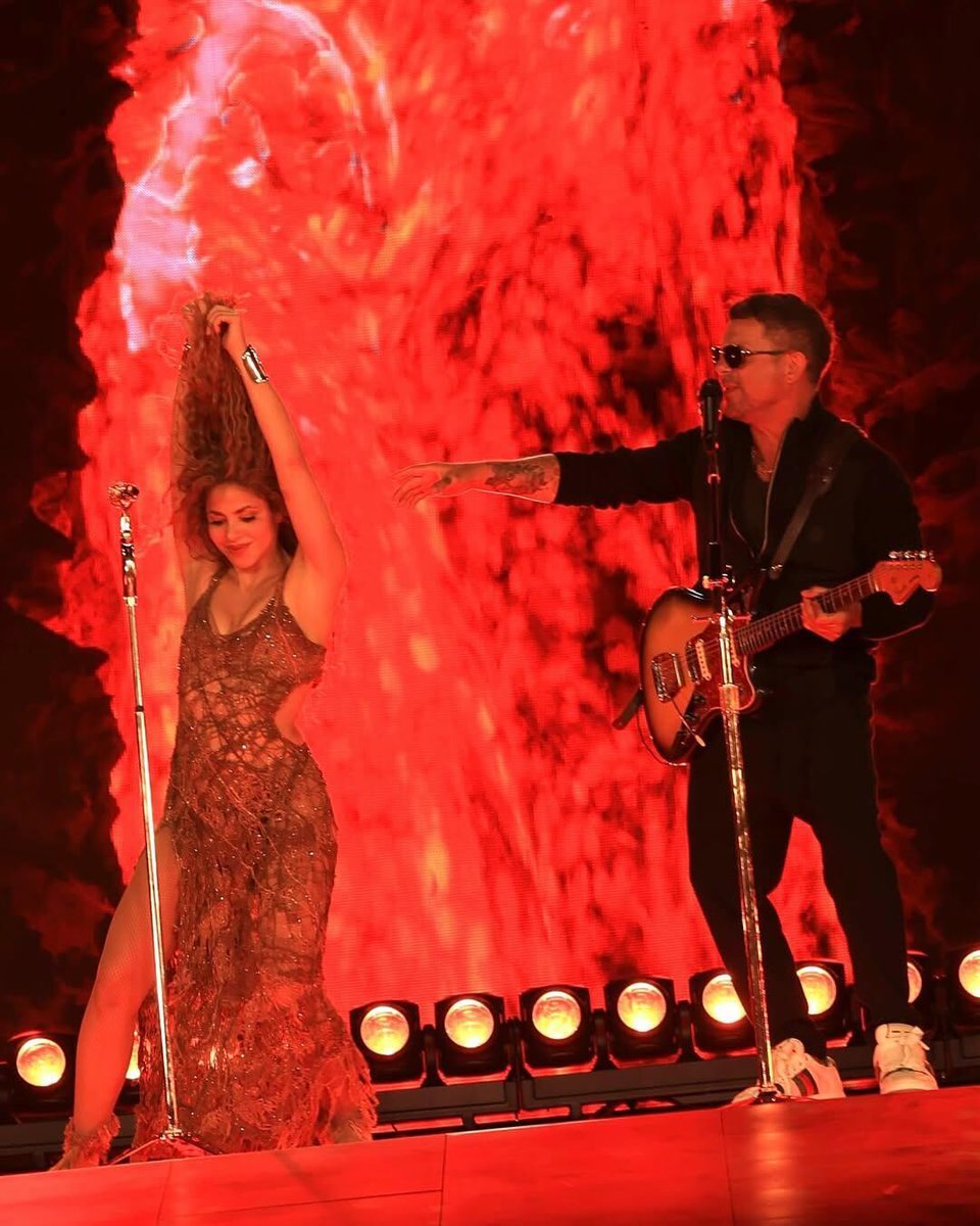 LiveNation's tweet photo. Shakira brought her dynamic setlist to life as the North American leg of #LMYNLWorldTour kicked off this week! With 3 sold out tour nights starting at Bank of America Stadium followed by 2 nights at MetLife Stadium, fans got to experience unforgettable collaborations with special guests @wyclef, @rauwalejandro, @AlejandroSanz and more, plus an extremely special set by @pitbull. We love #LMYNYWorldTour ❤️‍🔥

📷: @KevinMazur / Getty Images