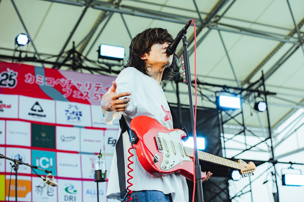 comingkobe's tweet photo. カミコベチャリティーフェスSTAGEのトリ前はキュウソネコカミ。神戸まつりエリアの小さなステージでライブを観てたり、お客さんや先輩後輩に声かけられたり、そのへんでチョロチョロしてたのにライブがはじまると全てを包み込む一体感！さすがは全てのSTAGEを超えて来たカミコベマスター！
＃カミコベ https://t.co/MEX1McIQmY