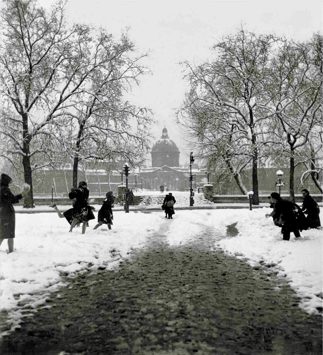 Robert Doisneau 
—Boules de neige au Pont des Arts.

PARIS - 1945 #photography

#masterpiece 🔝
