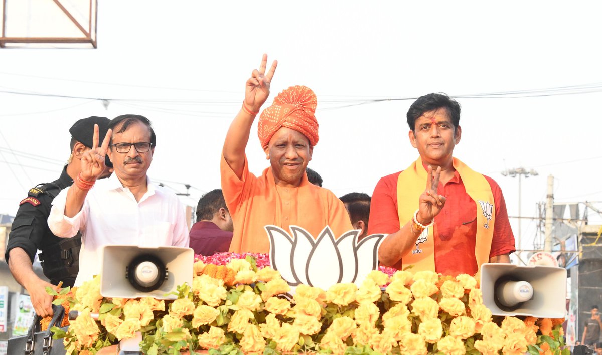 DrMangleshBJP's tweet image. गोरखपुर के गौरव, लोकप्रिय सांसद श्री @ravikishann जी को "संसद रत्न पुरस्कार 2025" से सम्मानित किया जाना पूरे शहर के लिए अत्यंत प्रसन्नता की बात है!
यह राष्ट्रीय सम्मान, उनकी अथक मेहनत और जनता के प्रति उनकी अटूट प्रतिबद्धता को दर्शाता है। गोरखपुर की जनता की ओर से हार्दिक बधाई! 🙏