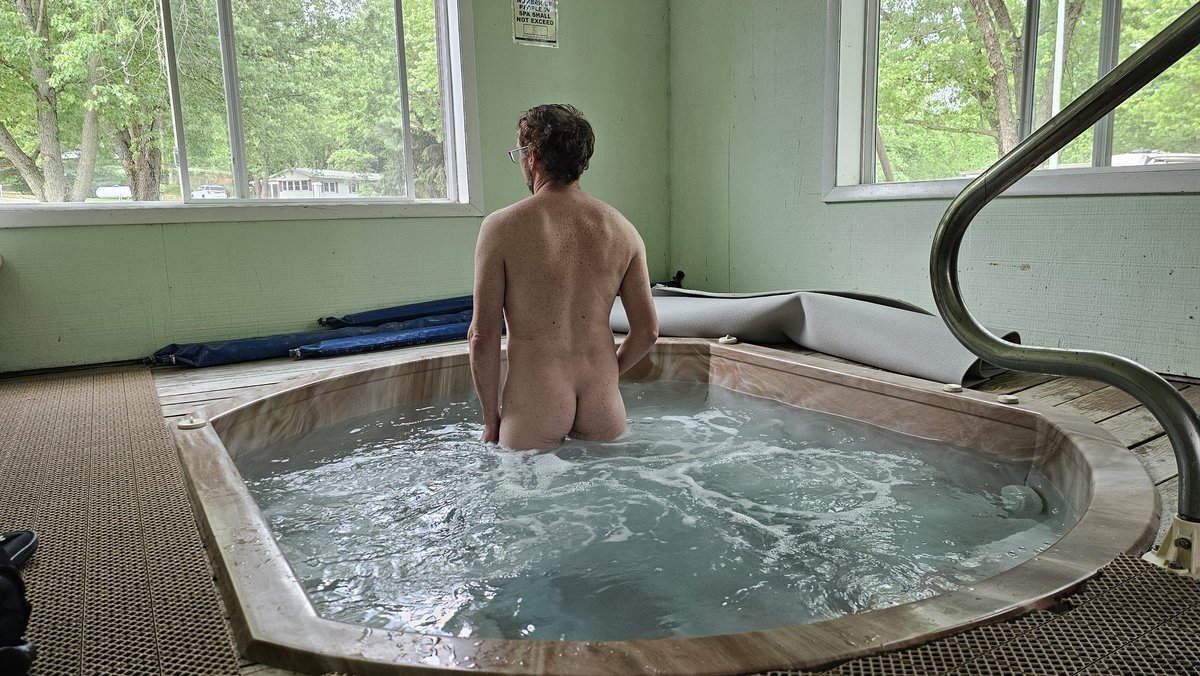 I always hate when I stumble upon accounts that claim to be nudist and then their feed is full of erection photos. That's not what a nudist is. 

Being a nudist is about enjoying the skin ur in, freedom from clothes. It's not an sexual experience.

#nakedliving #nudistlife