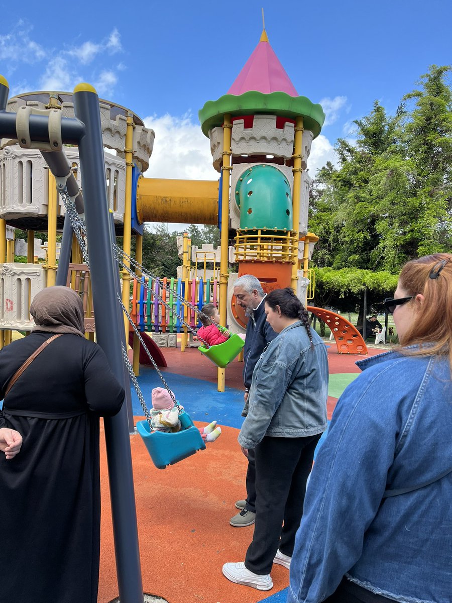 Salıncakta sallanan ilk torun ve 5 kişi böyle izliyoruz