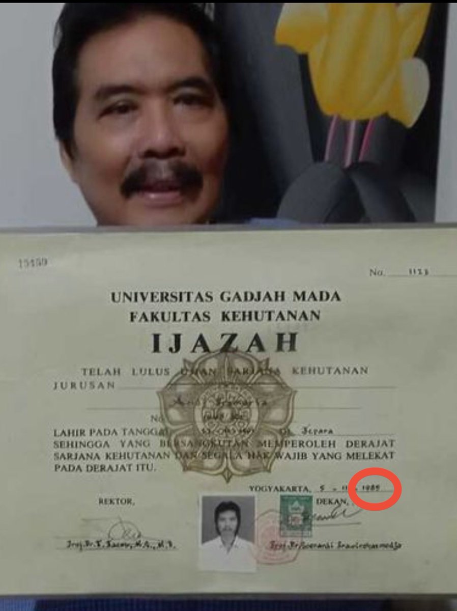 Sandika_Noor's tweet photo. ANDI PRAMARIA, REKAN SATU ANGKATAN, SATU FAKULTAS DAN DIWISUDA BARENG JOKOWI

Ijasahnya tahun 1989? 😂 https://t.co/rx6Z6Qh6KF