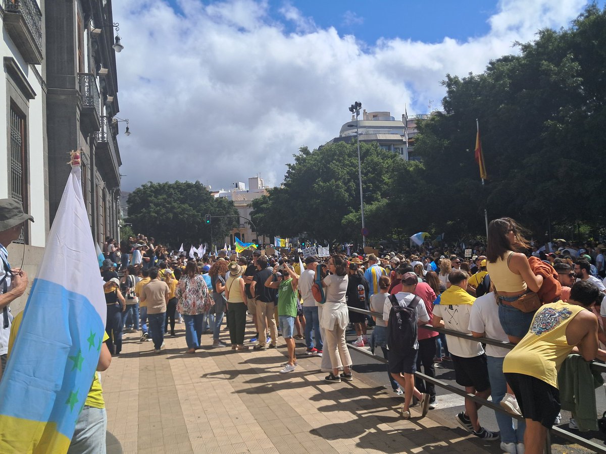 Una marea humana ha salido hoy a las calles en nuestro archipiélago gritando un gran basta ya. El cambio en Canarias llegará sí o sí empujado por un pueblo que no se rinde #Canariastieneunlimite