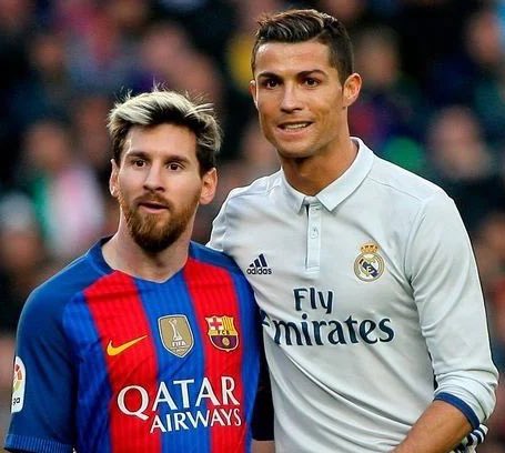 DTransferencias's tweet photo. Lionel Messi aborda a rivalidade com Cristiano Ronaldo em declarações ao @lequipe:

🎙️ “Creio que mutuamente nos fomos alimentando um ao outro, porque somos os dois muito competitivos. Ele também queria sempre ganhar tudo e a todos. Foi uma época muito bonita para nós e para as pessoas que gostam de futebol no geral. Temos muito mérito pela forma como nos mantivemos no topo durante tanto tempo, porque, como se costuma dizer, é fácil lá chegar, permanecer é que é difícil e nós mantivemo-nos lá em cima durante 10, 15 anos, não sei quanto... Foi espetacular e uma bonita memória para todos.”