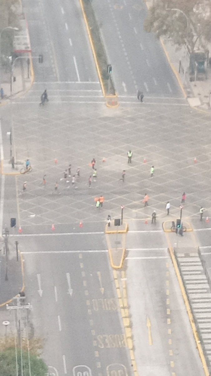 :)

Si, ya un par de ciclistas cruzaron la barrera y casi atropellan a unos corredores.

Los ciclistas son los venecos de las calles.