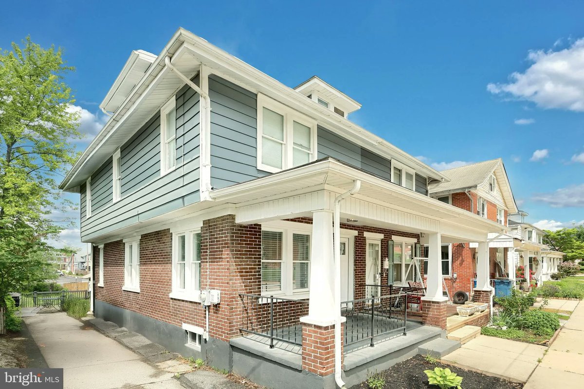 GinterGroup's tweet image. 1815 Monroe Street, York, PA, 17404
4 bed | 1 bath 1750 Sq. Ft.
Active | 215000
bit.ly/4dsBEtg
Step into comfort and style with this beautifully updated 4-bedroom townhouse, perfect for families or anyone looking for extra space. The first floor features sleek...