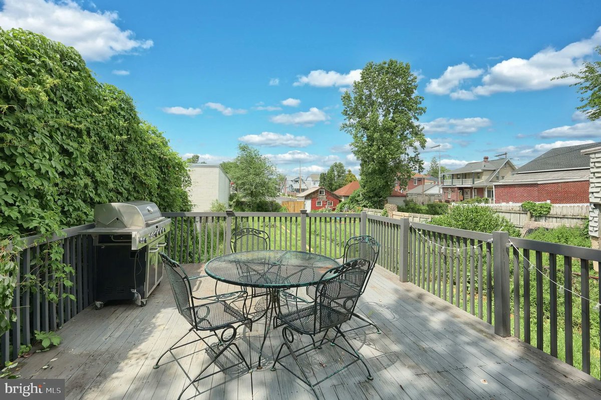 GinterGroup's tweet image. 1815 Monroe Street, York, PA, 17404
4 bed | 1 bath 1750 Sq. Ft.
Active | 215000
bit.ly/4dsBEtg
Step into comfort and style with this beautifully updated 4-bedroom townhouse, perfect for families or anyone looking for extra space. The first floor features sleek...