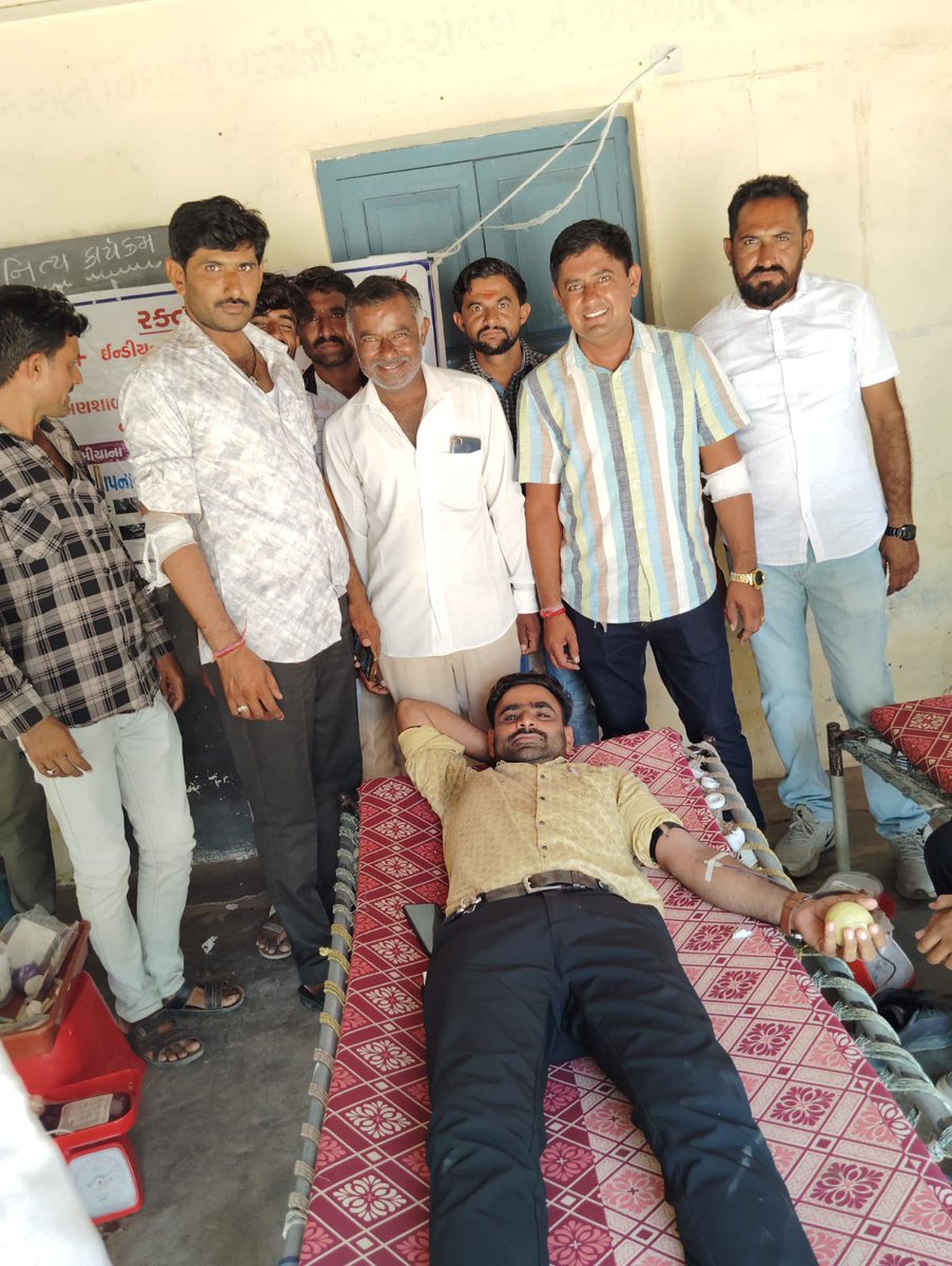 મિત્રો સાથે આજ બ્લડ ડોનેટ કર્યુ.