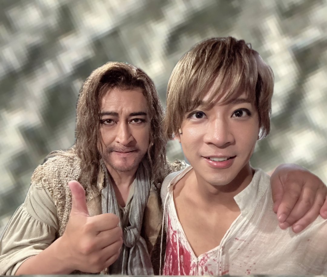 arata_shihou's tweet image. 【#二都物語 】
14.15公演目が無事終了！
楽しんでいただけましたか？
僕は今日も楽しかったです👶🏼

今日の写真はドファルジュ役
#橋本さとし さん！！！
いつもかっこよくて時々お茶目！！
役柄的には義理の弟です😀

明日は12:30開演です〜
東京公演折り返しです〜😳はや！