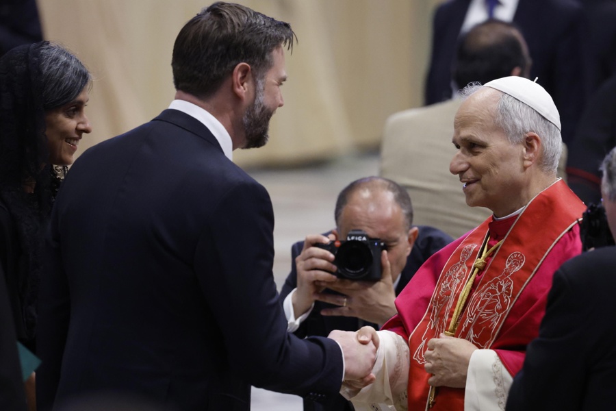 oscarguaraira1's tweet image. Emoción de #LeónXIV y el saludo de #Vance y #Zelenski en inicio de #pontificado
#Vaticano #18May EFE La misa del inicio de pontificado de León XIV en la plaza de #SanPedro con apretón de manos entre el vicepresidente #EEUU #JDVance y #Zelenski
acortar.link/lwbpKJ