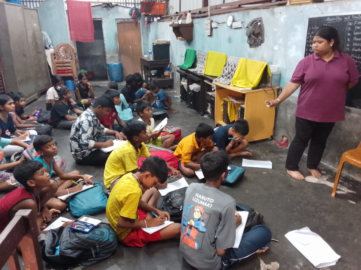 IBhalotia's tweet image. English class at Sarada Prathamik Vidyalaya, Bagbazar as part of the Educating Children for Life project ✨
.
.
#educatingchildrenforlife #ECFL #education #CSR #csrproject #PETRONET #children #support #specialoccasion #distribution