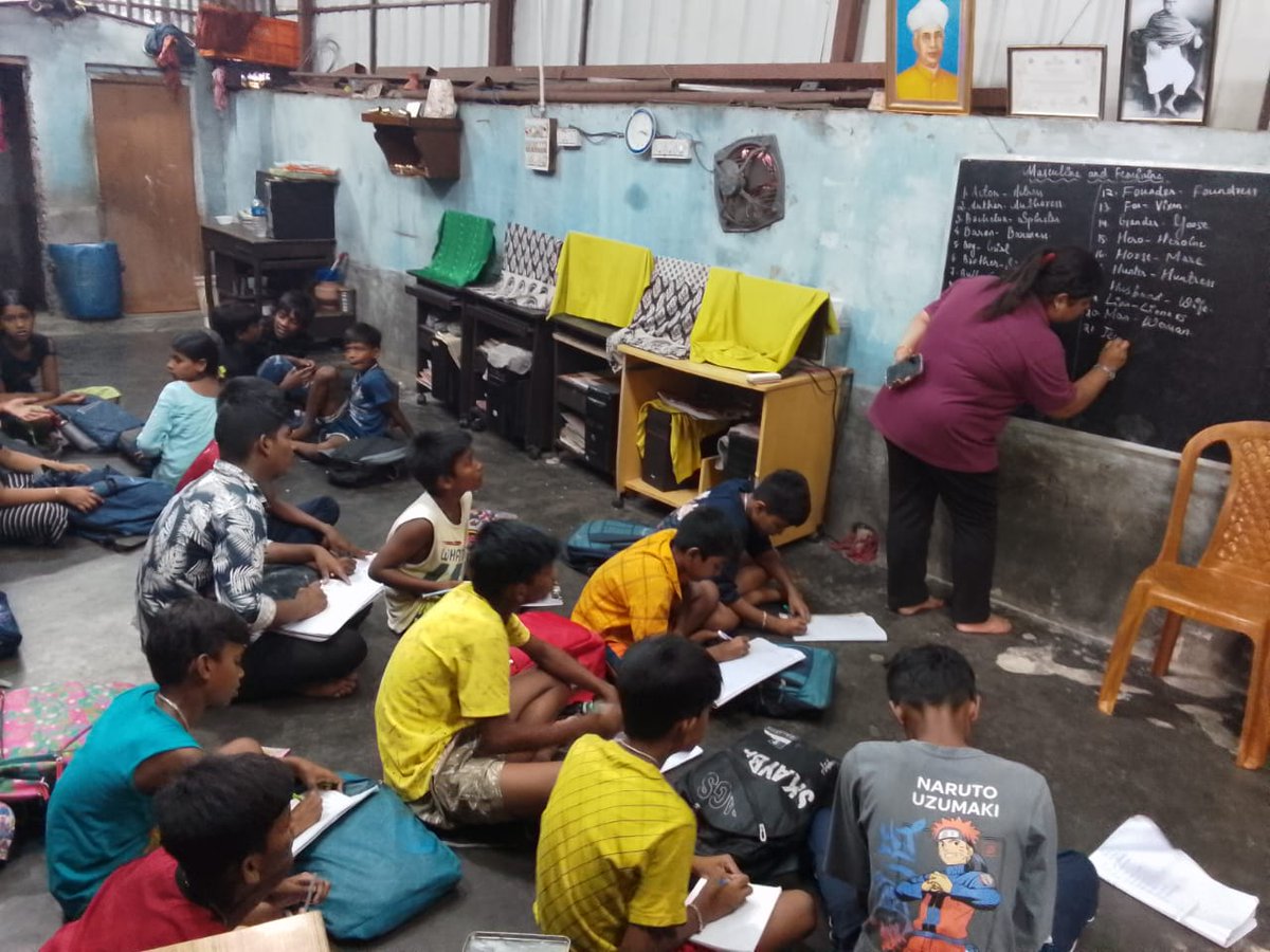 IBhalotia's tweet image. English class at Sarada Prathamik Vidyalaya, Bagbazar as part of the Educating Children for Life project ✨
.
.
#educatingchildrenforlife #ECFL #education #CSR #csrproject #PETRONET #children #support #specialoccasion #distribution