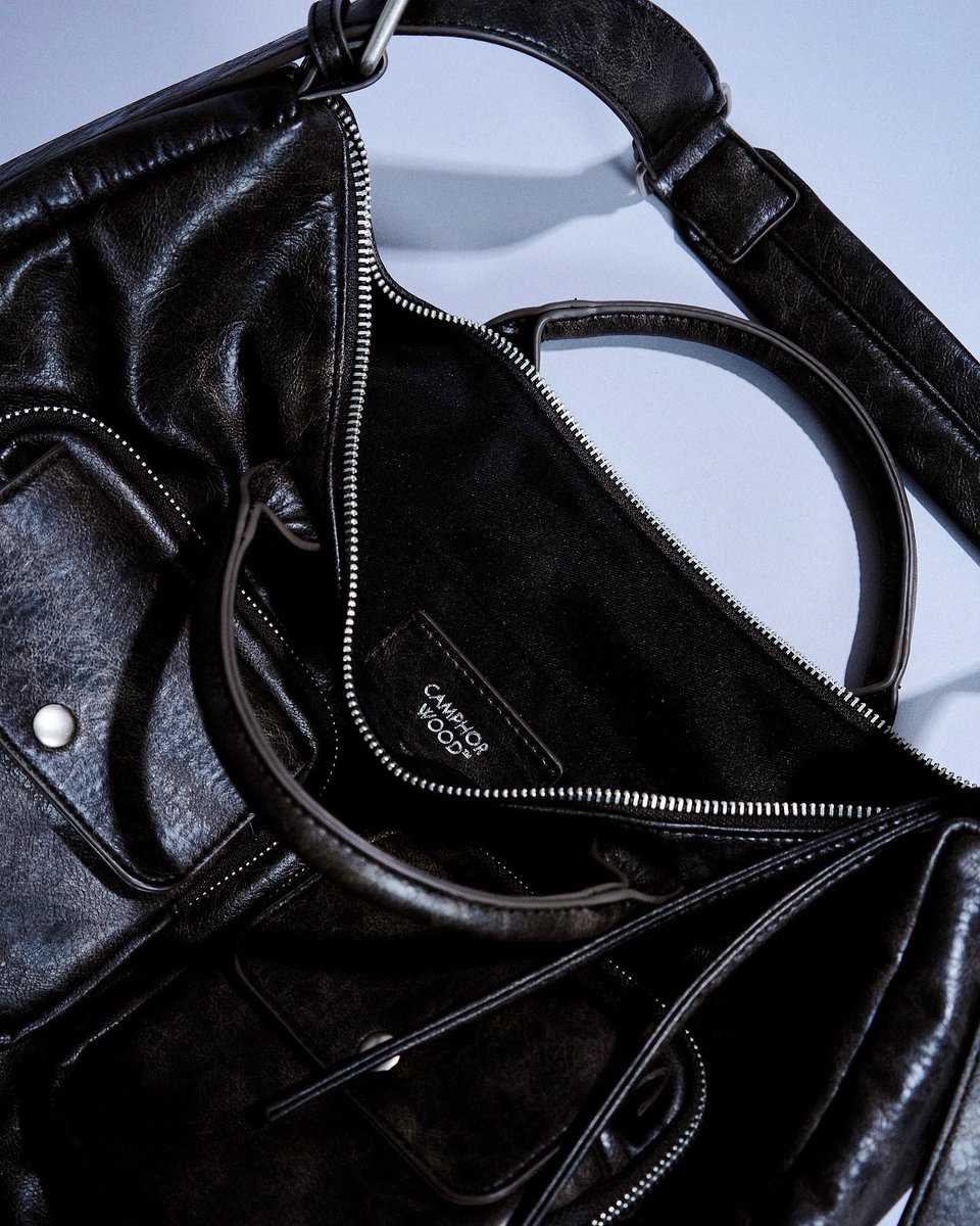 PUレザーを使用したマルチショルダーバッグ。パラシュートパンツから着想得た5pocket仕様。MacBookProも入るサイジングに。