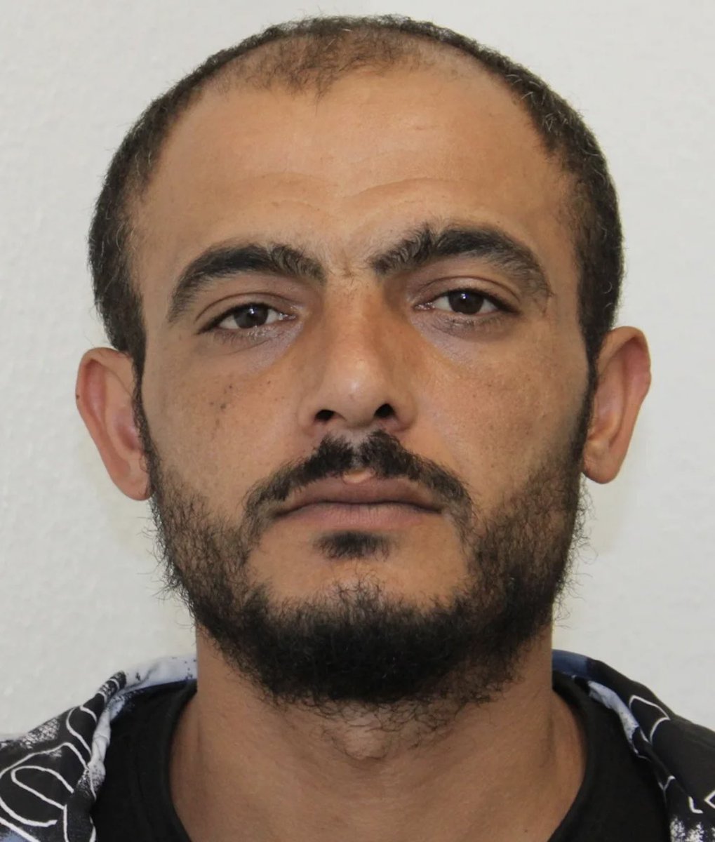 Dieser Syrer wurde angeblich am 01.01.1990 geboren.

Übersetzt heißt das: Kein Plan, wer er ist,  ob er tatsächlich so alt und aus Syrien kommt. 

Jedenfalls hat er in Bielefeld um sich gestochen. Aber ey…wir sind bunt. Wer dagegen ist, ist ein Nadsi.