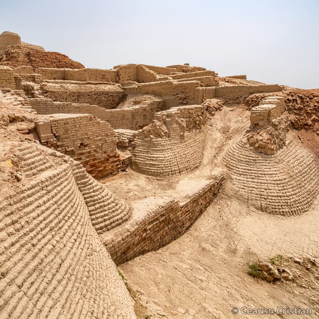 The 4500 year-old ruins of Mohenjo-daro, situated in present-day Pakistan 🇵🇰, exemplify the advanced urbanization of the ancient Indus Valley Civilization. Established 2500 BC, Mohenjo-daro was an architectural innovation featuring systematically arranged streets, uniform brick