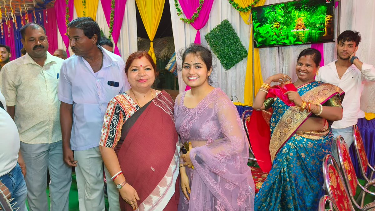 SubasiniJenaInd's tweet photo. #ଶୁଭ_ବିବାହ
ବାଲିଆପାଳ ବ୍ଲକ ବଡ଼ାଶ ପଞ୍ଚାୟତ ନିବାସୀ ଶ୍ରୀଯୁକ୍ତ ଭାଗିରଥ କର ଏବଂ ଶ୍ରୀମତୀ କଳ୍ପନା କରଙ୍କ ସୁପୁତ୍ରୀ ଭାଗ୍ୟଦର୍ଶନୀଙ୍କ ଶୁଭ ବିବାହ ଅବସରରେ ତାଙ୍କ ବାସଭବନରେ ପହଞ୍ଚି ତାଙ୍କୁ ଆଶୀର୍ବାଦ କରିବା ସହିତ ମହାପ୍ରଭୁଙ୍କ ନିକଟରେ ତାଙ୍କର ଆନନ୍ଦମୟ ବୈବାହିକ ଜୀବନ କାମନା କଲି।

#MarriageCeremony
#MarriageEvent
#Baliapal #Badas 
#BJDOdisha #BJD
#HappyMarriedLife