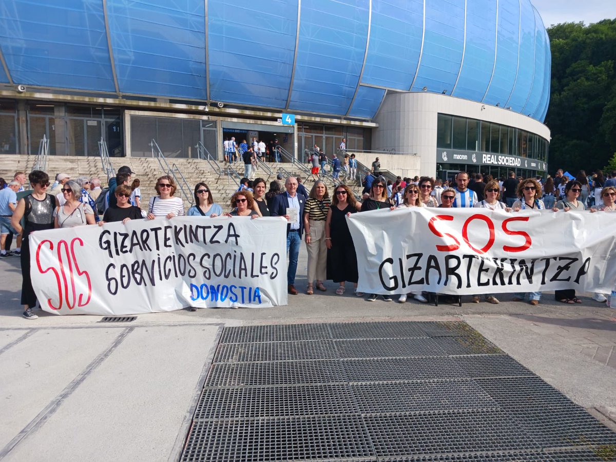 Juan Karlos Izagirre (@juankarizagirre) on Twitter photo Edozein lekutan eta edonoiz gauzak garbi.
Gaur Anoeta sarreran Donostiako gizarte ekintzako langileekin, haiekin bat eginez.
Kalitatezko gizarte zerbitzuak ezinbestekoak baitira ongizate jendarte batean.
Aurrera <a href="/GizarteEkintza/">SosGizarteEkintzaDonostia</a>! Edozein lekutan eta edonoiz gauzak garbi.
Gaur Anoeta sarreran Donostiako gizarte ekintzako langileekin, haiekin bat eginez.
Kalitatezko gizarte zerbitzuak ezinbestekoak baitira ongizate jendarte batean.
Aurrera <a href="/GizarteEkintza/">SosGizarteEkintzaDonostia</a>!