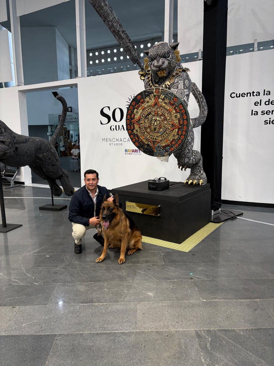 miguelcruz1981's tweet photo. Zeus y yo tuvimos la oportunidad de admirar la obra "Somos guardianes" del talentoso artista mexicano César Menchaca.
Su exposición inspira a valorar la diversidad y creatividad que nos enriquecen como sociedad.
#somosguardianes #menchacastudio #artehuichol #CamaradaZeus https://t.co/fZBdonIfUp