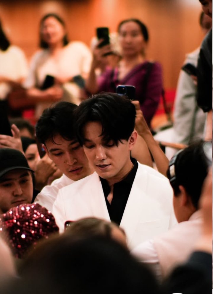CFDKVenezuela's tweet photo. 📸 Dimash en el concierto de Yernat y Termilan junto a Mansur.
Cr: 📷 @mnxtvo
#Dimash #Dears #DimashFans #DimashKudaibergen
#TheBestVoiceOfTheWorld
#DimashLatinoamerica #DearsLatinos
#Venezuela #Kazakhastan https://t.co/w5BUoqEJ0P