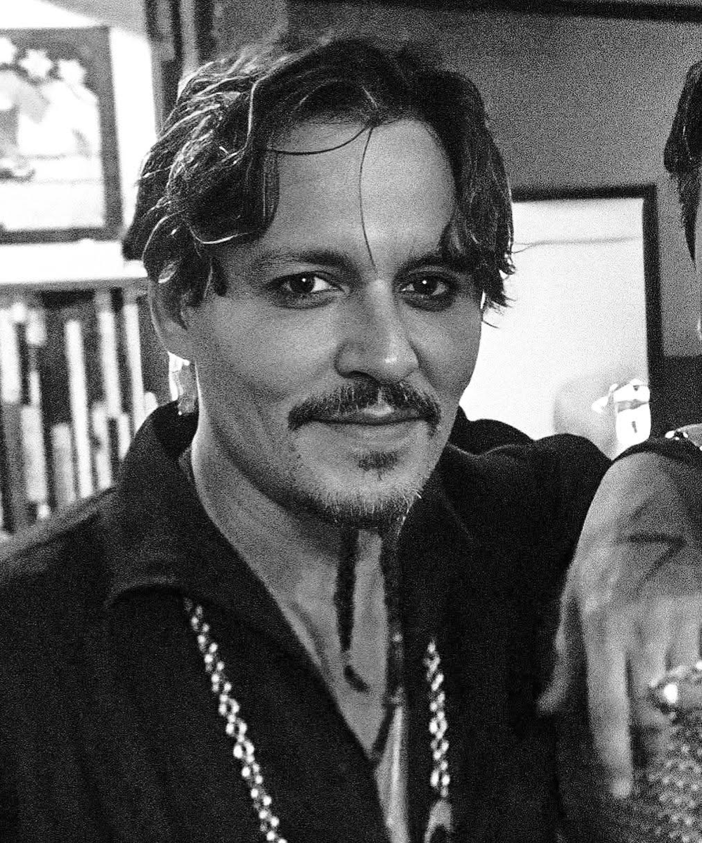 depp_friends's tweet photo. Johnny Depp 
What can you tell of this wonderful Man? https://t.co/RBY3JG9KIy