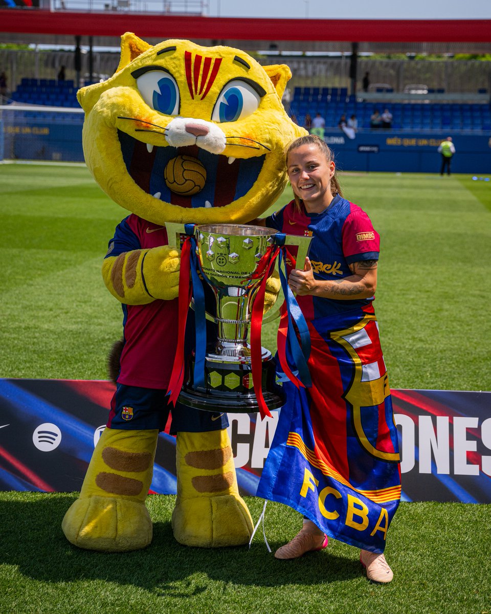 FCBfemeni's tweet photo. Sempre fa il·lusió fer-se fotos amb Cat 📸 https://t.co/xe9cYi3589