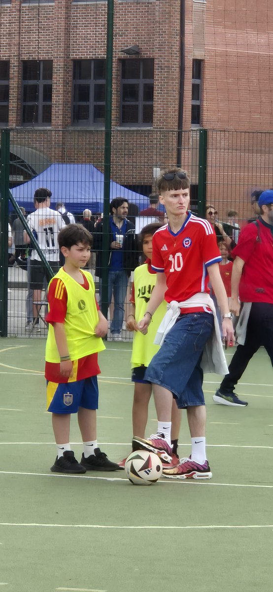 Leonard_7x's tweet photo. 'El fútbol siempre gana' - 'Una vez más, viviendo el fútbol con la próxima generación en el mejor cole del mundo' ✨️⚡️♾️ #graciasadios #elfutboleseterno #fetedeecole @eeb1 https://t.co/TsDFFdImXO
