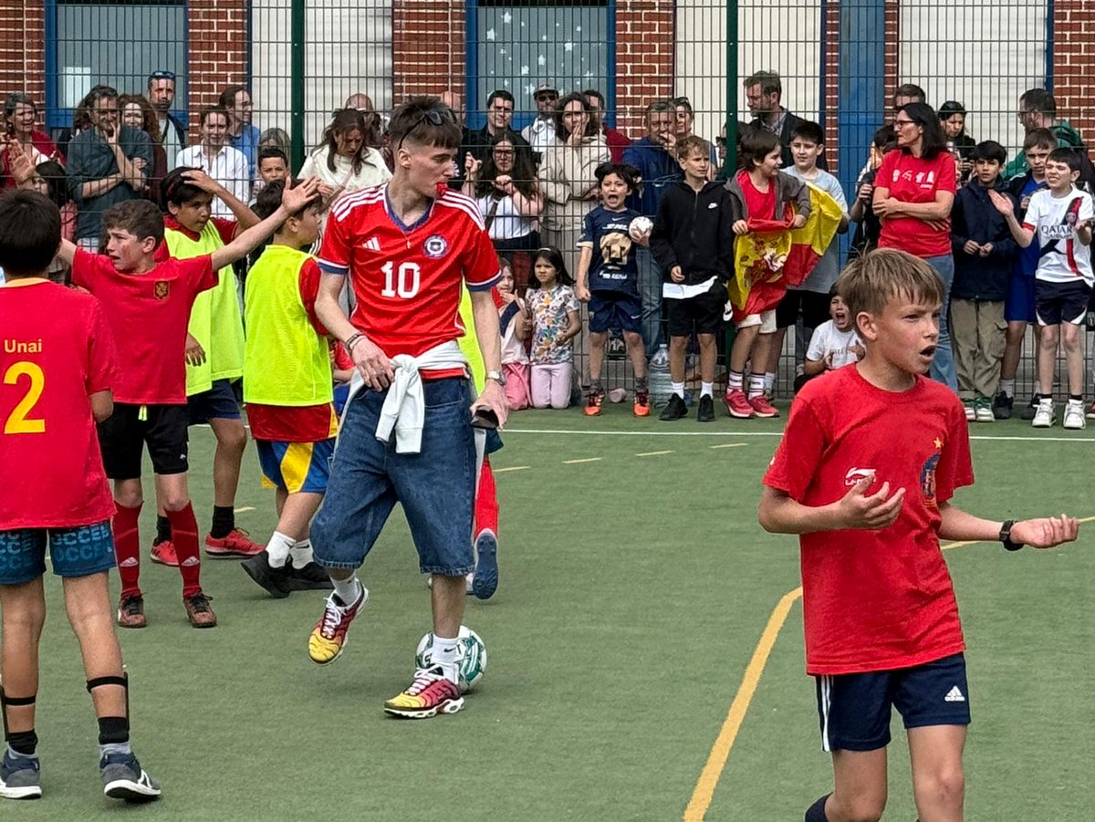 Leonard_7x's tweet photo. 'El fútbol siempre gana' - 'Una vez más, viviendo el fútbol con la próxima generación en el mejor cole del mundo' ✨️⚡️♾️ #graciasadios #elfutboleseterno #fetedeecole @eeb1 https://t.co/TsDFFdImXO