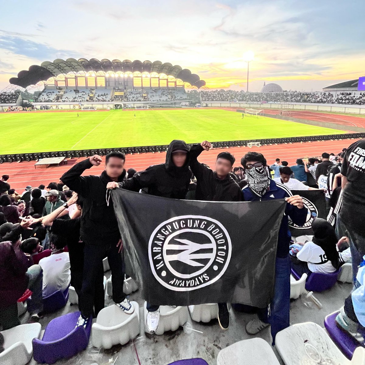 krpcbbth's tweet photo. Punteun. Hanya anak2 biasa yg ingin menonton bola tanpa kehawatiran 🙏.

Salam damai. Football for unity! 💙🫶

Jum'at, 16/05/2025, Indomilk Arena Stadium (Sport Center Arena), Kelapa Dua, Tangerang Regency. https://t.co/o9N3B9xLqg
