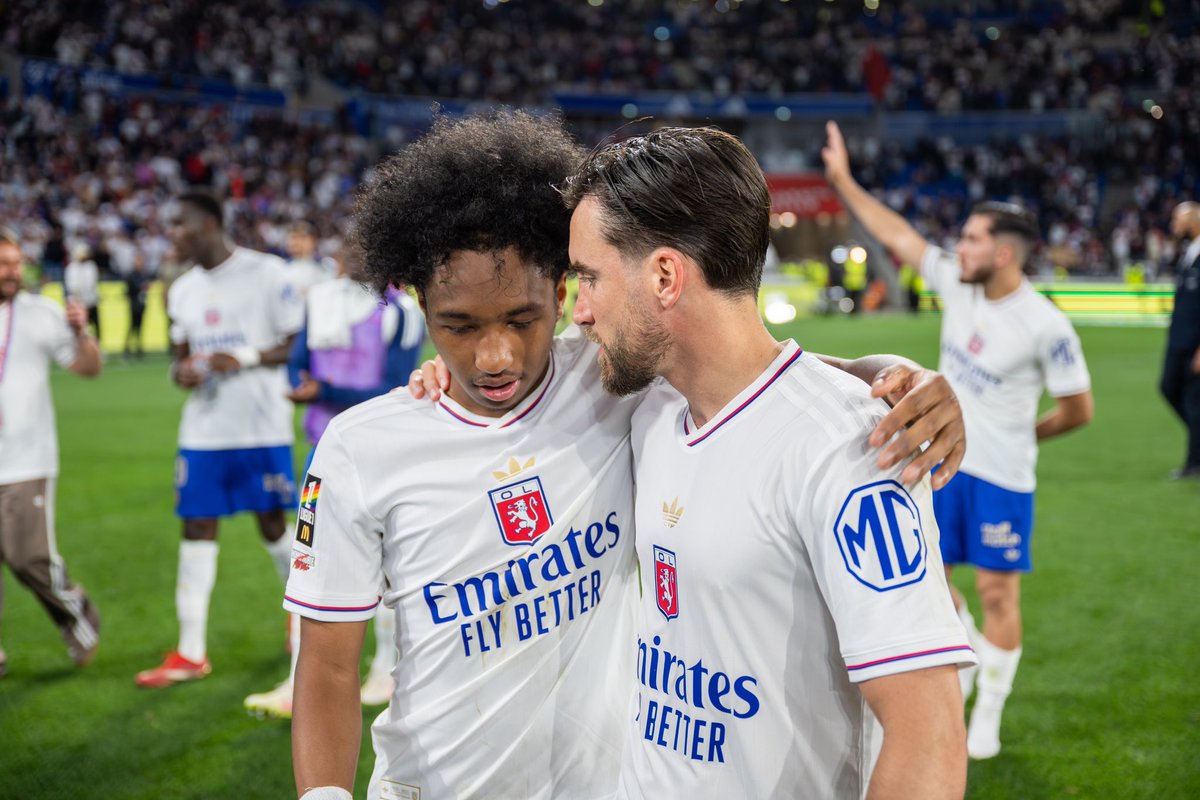 Temporada terminada. Peleando hasta el final y logrando clasificación europea aunque nuestra ambición era más grande. Gracias a todos como siempre por apoyarnos! 🦁🔴🔵