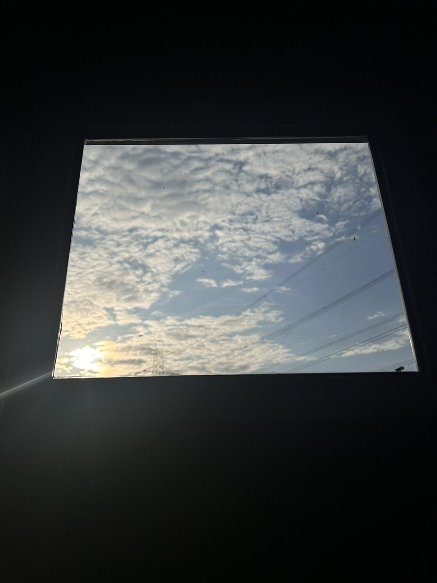 anonyrawr's tweet photo. @tanyakanrl aku suka langit biru tp jujur cuacanya jd panas dan terik pwol hehe https://t.co/Vh36Dc1Dvt